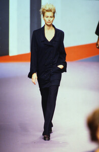 1028235047_karl-lagerfeld-fw-1995(23).thumb.jpg.bcf5cca9cd8b05d54ed2d9df4bccc1b9.jpg