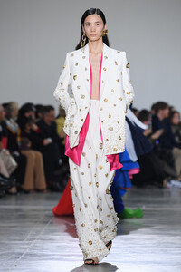 1040413329_SchiaparelliRunwayParisFashionWeekHautekZbT6tMBVMXx.thumb.jpg.5b2e09dfffe3f48fe22d7e40bc23d28f.jpg