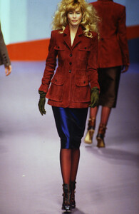 104386298_karl-lagerfeld-fw-1995(7).thumb.jpg.57470b3647b9e5466dd7b1d2e580fb70.jpg