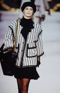 1101573137_chanel-fw-1990(1).thumb.jpg.c92d30bfa6a3f884831a2b9a30bf535a.jpg