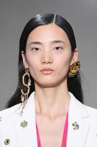 1103947111_SchiaparelliRunwayParisFashionWeekHauteFyRSUGcb2Wfx.thumb.jpg.ae95de476d5b770a58d9bc29acff9b3b.jpg
