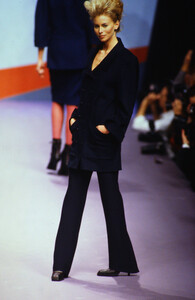 1111901898_karl-lagerfeld-fw-1995(22).thumb.jpg.eb98edc93b3ef7f1bcf5fcbcc08ebd10.jpg