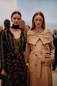 1122277443_vogue-london-fashion-week-2020-backstage-burberry(59).thumb.jpg.b6ab880e94e95104502d35f7de3ab158.jpg