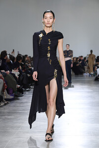 1130105439_SchiaparelliRunwayParisFashionWeekHauteBXNdSktd7iax.thumb.jpg.cfa7992a153efb12f6c7d333cd8de22d.jpg