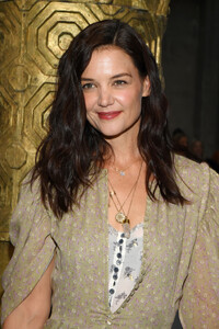 Katie+Holmes+Chloe+Front+Row+Paris+Fashion+CfNOltoVXnDx.jpg