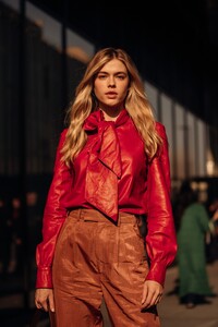1152146898_vogue-milano-fashion-week-2020-street-style(3).thumb.jpg.8f1bf98a6b7e229df9c613e5d761a6b1.jpg