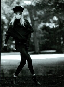 ARCHIVIO - Vogue Italia (August 2007) - Black From Top To Toe - 004.jpg