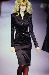 1202427789_karl-lagerfeld-fw-1995(15).thumb.jpg.89d6c68867a96996005a6cd1ccb22b40.jpg