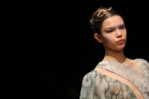 1215845064_IrisVanHerpenRunwayParisFashionWeekIdzRHXxHhfTx.thumb.jpg.85e1e49666a482d7b7139363636531af.jpg