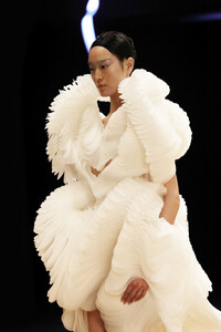 1233055813_IrisVanHerpenRunwayParisFashionWeekeySi13H3_3lx.thumb.jpg.3dd5d9b353c2f9bfd2298cc5a8ec8a64.jpg