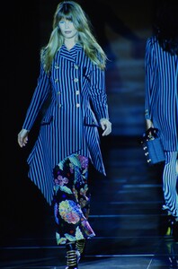 1233757693_versace-fw-1993(1).thumb.jpg.1b74b675f4b327b92b80d13c398344fc.jpg