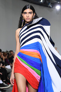 1263147334_SchiaparelliRunwayParisFashionWeekHauteFOl6Nx1QL41x.thumb.jpg.02441bbf75c733c2cb6282318cb78af2.jpg
