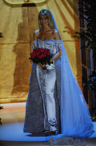 126392609_valentino-ss-1995(2).thumb.jpg.90d47c5a632ecd3c34974e85d4798627.jpg