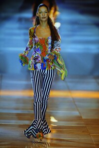 1269801958_versace-ss-1993(7).thumb.jpg.5f920bc49b9abc1ac6e0142f51b47b31.jpg