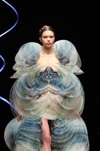 1310894758_IrisVanHerpenRunwayParisFashionWeekLvmr1RYlr0mx.thumb.jpg.98b7bf48f9660e8f8a3dab19cb227fa7.jpg