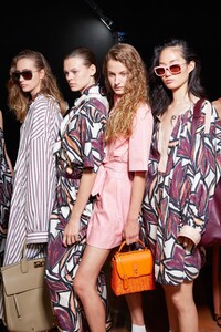 1328066189_backstage-defile-salvatore-ferragamo-printemps-ete-2020-milan-coulisses-76(2).thumb.jpg.db0174e3e4500e9ce06ce8b83abac011.jpg