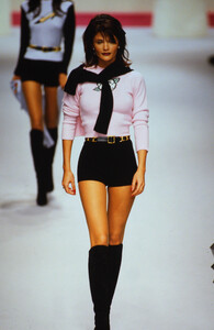 1339648929_chanel-fw-1995(6).thumb.jpg.5f168f8b0930ee4c1d7f931a1c158832.jpg