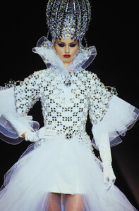 1360664712_paco-rabanne-hc-fw-1995(1).thumb.jpg.cd6538bc979a9a392d03592b788f716c.jpg