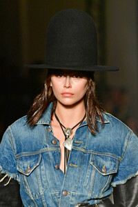 1375503026_KaiaGerberR13RunwayFebruary2020NewYorkGRhCl-Pit17x.thumb.jpg.a5e9003dba0d52e743f5ff91275dba16.jpg