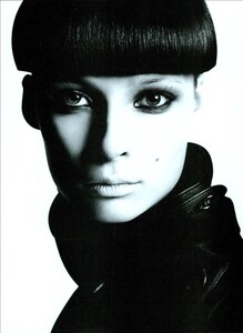 ARCHIVIO - Vogue Italia (November 2003) - The Now Shape - 002.jpg
