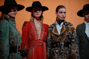 1407157633_vogue-milano-fashion-week-2020-backstage-etro(25).thumb.jpg.0055136600c05c98670de70f07e1ae23.jpg