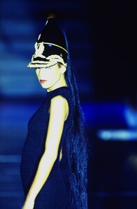 1448186593_versace-fw-1993(34).thumb.jpg.64e2d711127454db0ba0a31bde33256f.jpg