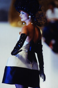 1468133165_chanel-hc-fw-1991(30).thumb.jpg.a53b703b5ff3bc4cb6558b5d00197064.jpg