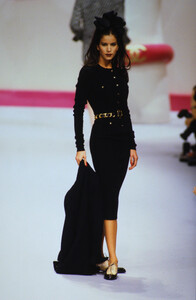 1470988735_chanel-fw-1995(14).thumb.jpg.728a17a2087bfc1d1d54d7f4c7f5525a.jpg