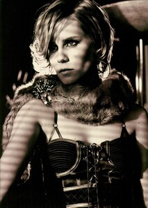 ARCHIVIO - Vogue Italia (August 2004) - Alison Lohman - 003.jpg