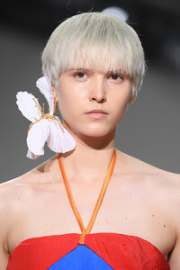 149065557_SchiaparelliRunwayParisFashionWeekHauteFl-txtJaF2Dx.thumb.jpg.02977539cdc2671bffed75c0f9870fb0.jpg