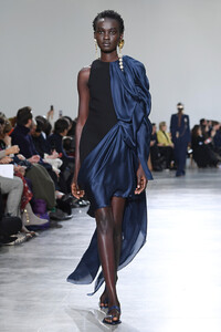 1545870683_SchiaparelliRunwayParisFashionWeekHaute38-iZUwg-4fx.thumb.jpg.3b2daddf3c29608cad1c465e220cbd32.jpg