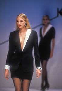 1587642609_Krizia1991WomenRTW35.thumb.jpg.b35c8daa271a218e20ee119d360b2196.jpg