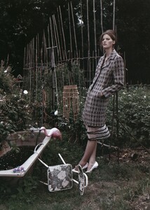 159662015_VogueItaliaNovember2003GardeningTime.thumb.jpg.01ae4aba5a5360263b45e43cf36b44fd.jpg