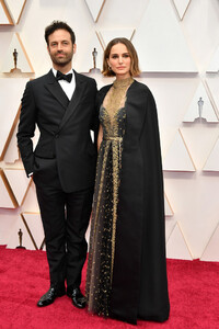 1604067844_NataliePortman92ndAnnualAcademyAwards7BTncvwIxR7x.thumb.jpg.cbc79fe4fbfb1bdacf6a3e6785c064a3.jpg
