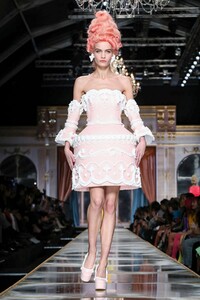 Nina Marker Moschino Fall 2020 RTW MFW 1.jpg