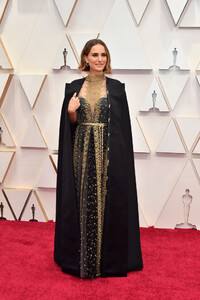 1669743145_NataliePortman92ndAnnualAcademyAwardsrHw28OpkRGpx.thumb.jpg.0f10a361021c33fac9c9d79add3a19f6.jpg