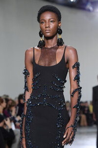 1674587338_SchiaparelliRunwayParisFashionWeekHauteYya79Gw31pgx.thumb.jpg.13d91a6278885ef62dd8d2011188aafa.jpg