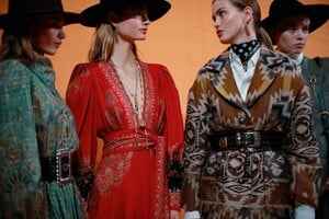 1686379179_vogue-milano-fashion-week-2020-backstage-etro(24).thumb.jpg.552145a593e579a3eaf24e6a341296bd.jpg