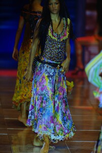 1705783924_versace-ss-1993(12).thumb.jpg.c36a25c063ca28a6834faa83d2a871c7.jpg