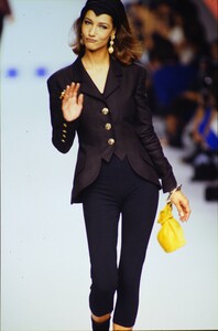 1725247241_karl-lagerfeld-ss-1991(8).thumb.jpg.77c5576f2085628cd03cf35e10803af5.jpg