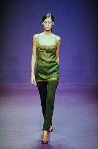 1728952549_prada-fw-1999(10).thumb.jpg.fc5275fd7da2ac21bcec51f1156e8a8d.jpg