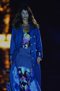 1737018620_versace-fw-1993(8).thumb.jpg.d42e704a29fd8ded7b8756b96a0ed2ec.jpg