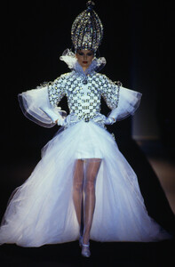 1759687237_paco-rabanne-hc-fw-1995(12).thumb.jpg.593841995a4978af9287f94f4d1e575a.jpg