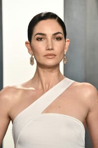 1773255847_LilyAldridge2020VanityFairOscarParty0eJFFjqSodRx.thumb.jpg.b6987c0446f7ba1b115d0a1856c4fde1.jpg