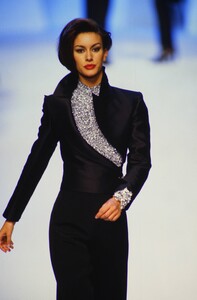 1787568692_claude-montana-fw-1992(3).thumb.jpg.0d6d868a6a3709443456b244e5a60b7c.jpg