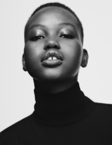 1787661535_VogueGermanySepetmeber201938.thumb.jpg.e29f156a038724033db12808ff930f23.jpg