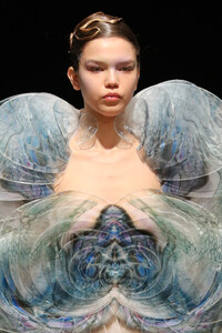 Iris+Van+Herpen+Runway+Paris+Fashion+Week+5iPeyxNHBFUx.jpg