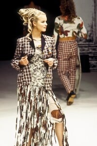 1805150759_JeanPaulGaultier1993WomenRTW150.thumb.jpg.3da9899f59d311ce59e4cb039a07ecdc.jpg