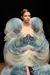 1815831192_IrisVanHerpenRunwayParisFashionWeeks5tqgsKKCPil.thumb.jpg.817c8e532278d894710b5e4a46baa1d9.jpg