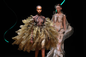 1833727840_IrisVanHerpenRunwayParisFashionWeekc6Nw-2HTQR2x.thumb.jpg.e6ddc3d84a7afa51799ebcbc38fc9ab8.jpg